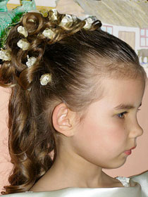 заплести красиво волосы ребенку в садик
