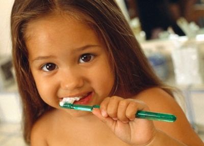 прорезывание первых зубов у ребенка и сопутствующие симптомы