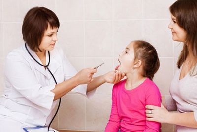 белый язык у ребенка причины и лечение