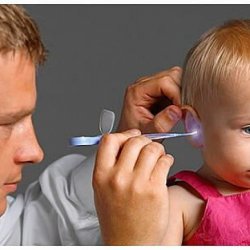 болит ухо у ребенка симптомы и лечение